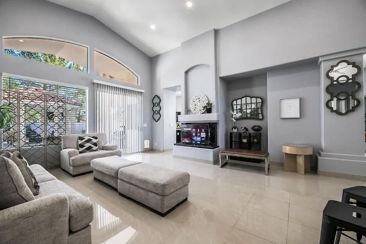 Luxury Redefined Indoor Comfort Outdoor Bliss Las Vegas Semesterbostad